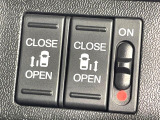 【両側パワースライドドア】スマートキーや運転席のスイッチで後席両側スライドドアの開閉が可能♪電動だから力を入れてドアを開ける必要が無く、小さなお子様でも簡単に開け閉めでき快適です♪