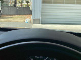 運転視界の遠方上方に虚像を投影することで前を見ながら情報の視認ができます。本当にドライバーが必要な情報を適切に伝え、楽しんで頂くことを考えた新世代装備です。※虚像は2.6m前方に浮かぶイメージです。