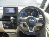 ルークスの運転席廻りになります。ひじ掛けや収納など便利な装備がついてます!