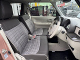 フロントシートはベンチシートです。インパネシフトで足元は広々。運転席と助手席はウォークスルーできます。