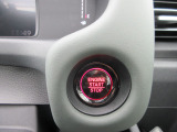 エンジンスタートは、ブレーキを踏みながら赤いスタートスイッチを押して行います。レーシングカーみたいでかっこいいでしょ?ICチップ内蔵キーなので万が一電池切れでキーが使えなくなっても作動でき安心です。