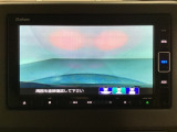 ギヤをR(バック)に入れるとナビの画面に後ろの映像が映るリアカメラ付です。後退時、コンディションが悪い視界でもカラーバックモニターがドライバーをサポートします。