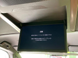 【14型有機ELフリップダウン】三列目からでも迫力のエンタメが観れる大画面フリップダウン。有機ELのモニターでは、一般的なフリップダウンよりも高コントラストでキレイな映像を楽しめます。