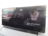 こちらのお車には先進安全装備が多数搭載されています。衝突被害を回避あるいは軽減するためのブレーキや、後方死角からの接近警報、車線逸脱を防止する警報装置など、詳しくはスタッフまでお尋ねください。