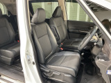 乗降がしやすい運転席。高さが調節できて小柄な方でも運転しやすいポジションをとることができます。