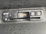 【ETC】有料道路を利用する際に料金所で停止することなく通過できる、ETC車載器(ノンストップ自動料金収受システム機器)が装備されています。セットアップを行うことで利用可能になります。