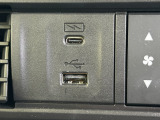 前席の方向けにUSBポートが充電用1か所、ナビ接続用1か所ございます☆