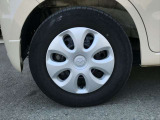【純正ホイールキャップ】純正ならではの足回りからボディカラーを際立たせます。
