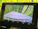 【バックカメラ】駐車時に後方がリアルタイム映像で確認できます。大型商業施設や立体駐車場での駐車時や、夜間のバック時に大活躍!運転スキルに関わらず、今や必須となった装備のひとつです!
