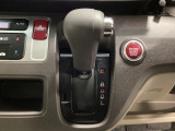 CVT車のセレクトレバーです。低速から高速まで、変速ショックのないスムーズな走りを実現するとともに、エンジン効率のよい領域を維持することで燃費にも貢献します。