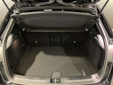 トランク容量は同一他社車両より広く、旅行やゴルフ等様々な場面で役立ちます。