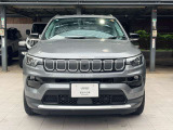 Jeepの象徴7スロットグリルがインパクトあります。