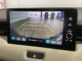 リバースギアに入れるだけで後方の表示へ切り替わります。夜間や雨の日の駐車も楽になりますよ。