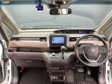運転席周りです。カップホルダーや小物の収納などは必須ですよね!!使い勝手の良いつくりになっております!!