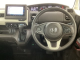 【ハンドル】運転にかかわる様々な操作を安全に行えるように視点移動が少なく操作性に配慮されたスイッチ類が凝縮されたコックピットです。