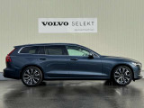 V90と比べてリアゲートの角度が立っており、四角いボルボを彷彿とさせる仕上がりです。