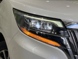 【LEDヘッドライト】悪天候や夜間走行時も良好な視界を確保し安心して運転できる高輝度LEDヘッドライトを装備!点灯速度が早く、消費電力も抑えられています。