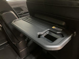 後席の方に便利な折り畳み式のシートバックテーブルもドリンクホルダー付で装備!!