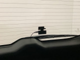 後方にもドライブレコーダーのカメラが付いています。前後両方でお車の周りを監視・記録いたします。