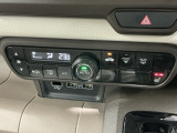 運転席側にはシートヒーターが付いています!寒い日に便利な装備ですね。