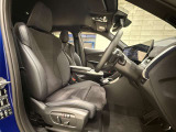 【コックピットシート】BMW車の主役席。車体中央にくる様に配置し車両重心とが一致する事でドライバーと車との一体感あるドライビングを実現。人間工学に基づき形成した形状が長時間のドライブ疲労も軽減します!