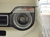 LEDヘッドライトは、点灯の瞬間から最大光量を発揮し、突然暗くなるトンネルなどでの安定感を高めます。