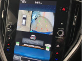 フロント及びサイドカメラからの情報はセンターインフォメーションディスプレイに映し出すことができます。