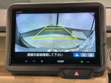 リバースギアに入れるだけで後方の表示へ切り替わります。夜間や雨の日の駐車も楽になりますよ。
