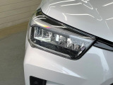 【LEDヘッドライト】悪天候や夜間走行時も良好な視界を確保し安心して運転できる高輝度LEDヘッドライトを装備!点灯速度が早く、消費電力も抑えられています。