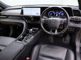 高級感と機能美を併せ持った運転席周りです。まるで自宅に居るようにリラックスできる運転席です。外の喧騒を忘れさせてくれますね。見やすいメーターと操作しやすいスイッチ類もいいですね。