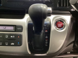 CVT車のセレクトレバーです。低速から高速まで、変速ショックのないスムーズな走りを実現するとともに、エンジン効率のよい領域を維持することで燃費にも貢献します。