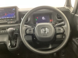 【ハンドル】運転にかかわる様々な操作を安全に行えるように視点移動が少なく操作性に配慮されたスイッチ類が凝縮されたコックピットです。
