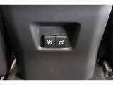 後部席へ乗車して携帯電話などを充電する時に前から配線を伸ばすとごちゃごちゃして邪魔になりがちですよね。そんな煩わしさを解消する後席側USBポート☆