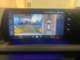 【ナビ純正】ワイドコントールディスプレイは、画面内に多数の情報を表示する事が可能です。センターコンソールiDriveコントローラー操作だけでなく、タッチパネルでの操作も可能となっております。
