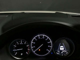 【アクティブ・ドライビング・ディスプレイ】フロントガラスにルートや車速などの情報を表示し、ドライバーの視線移動と、焦点調整の 時間をさらに短縮する事で、わき見のリスクを低減し ます。