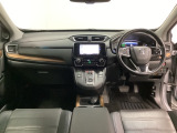 車内は光触媒抗菌消臭施工済です。スタイリッシュなデザインでスポーティなインパネ周りを演出します。グローブボックスやカップホルダーのほかにトレーなどたくさんの収納スペースが付いています。