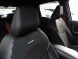 NISMO専用、スポーツシート★NISMOロゴ入り、レッドステッチ付きのシートは、スポーツドライビングにふさわしいインテリアです!