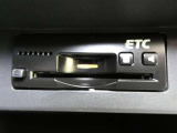 ETC車載器付きです。高速道路の料金所渋滞も解消!落ち着いてスムーズに通過できます。今や必需品の一つとなった装備ですね。