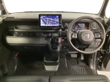 車内は光触媒抗菌消臭施工済です。スタイリッシュなデザインでスポーティなインパネ周りを演出します。グローブボックスやカップホルダーのほかにトレーなどたくさんの収納スペースが付いています。