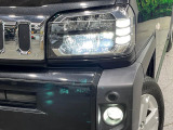 【LEDヘッドライト】悪天候や夜間走行時も良好な視界を確保し安心して運転できる高輝度LEDヘッドライトを装備!点灯速度が早く、消費電力も抑えられています。