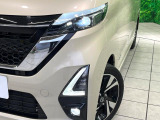 【LEDヘッドライト】悪天候や夜間走行時も良好な視界を確保し安心して運転できる高輝度LEDヘッドライトを装備!点灯速度が早く、消費電力も抑えられています。