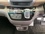 足元スッキリ、インパネシフトです。パーキングブレーキはフットブレーキタイプなので、運転席と助手席の間がスッキリしています。