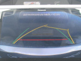 ステアリング連動ガイドライン付きバックカメラを装備。バック時の車両感覚をサポートします