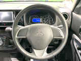 インテリアに合わせたデザインのステアリングは、運転される方のことも考え、運転しやすい形状、大きさです。是非一度、実際に触ってお確かめください。