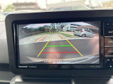 【バックカメラ】後退時に車両後方の映像をモニターに映す機能。目視できない死角を確認でき、衝突事故を防ぎます。駐車が苦手な方だけでなく全てのドライバーに必須の安全装備です。