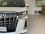 三眼LEDヘッドライト&シーケンシャルウィンカー(流れるウィンカー)&AHS(アダプティブ・ハイビーム・システム)・LEDフォグランプ付き!!