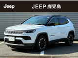流麗かつダイナミックなボディの中に、ジープのDNAを受け継いだ証しとなる、7スロットグリルと台形ホイールアーチ。