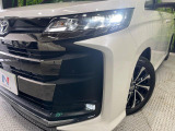 【LEDヘッドライト】悪天候や夜間走行時も良好な視界を確保し安心して運転できる高輝度LEDヘッドライトを装備!点灯速度が早く、消費電力も抑えられています。
