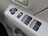 運転席アームレストに、【リモコンドアミラー】【パワーウィンドウ】スイッチあり。手元で操作ラクラク。