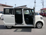 両面スライドドアとなっております!狭い場所に駐車した時に安心して横にスライドして乗り降りできますよ!